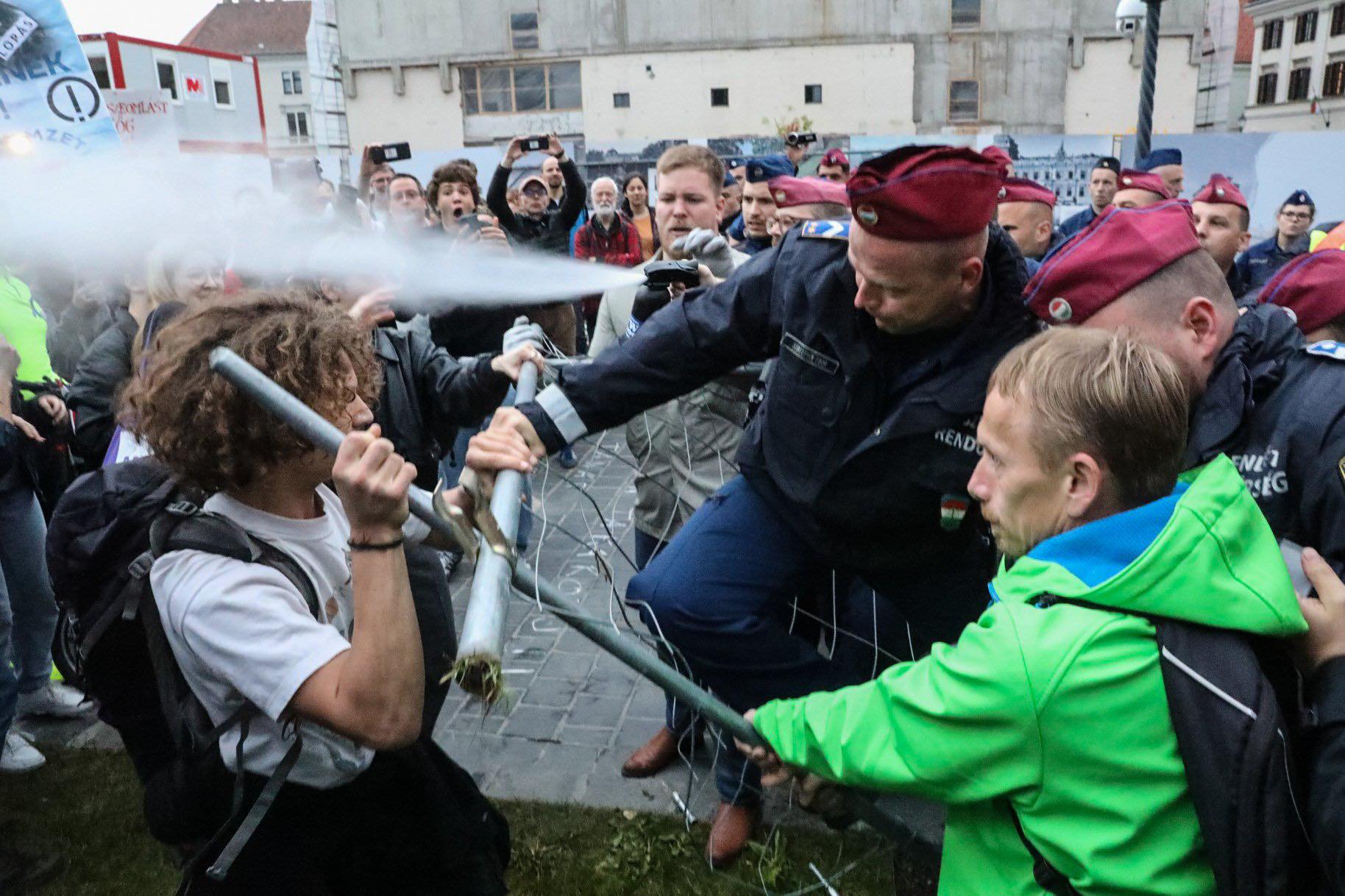 Hadházy: Eddig tartott ez a demokrácia nevű valami, ma már kimutatta a foga fehérjét a rendőrállam