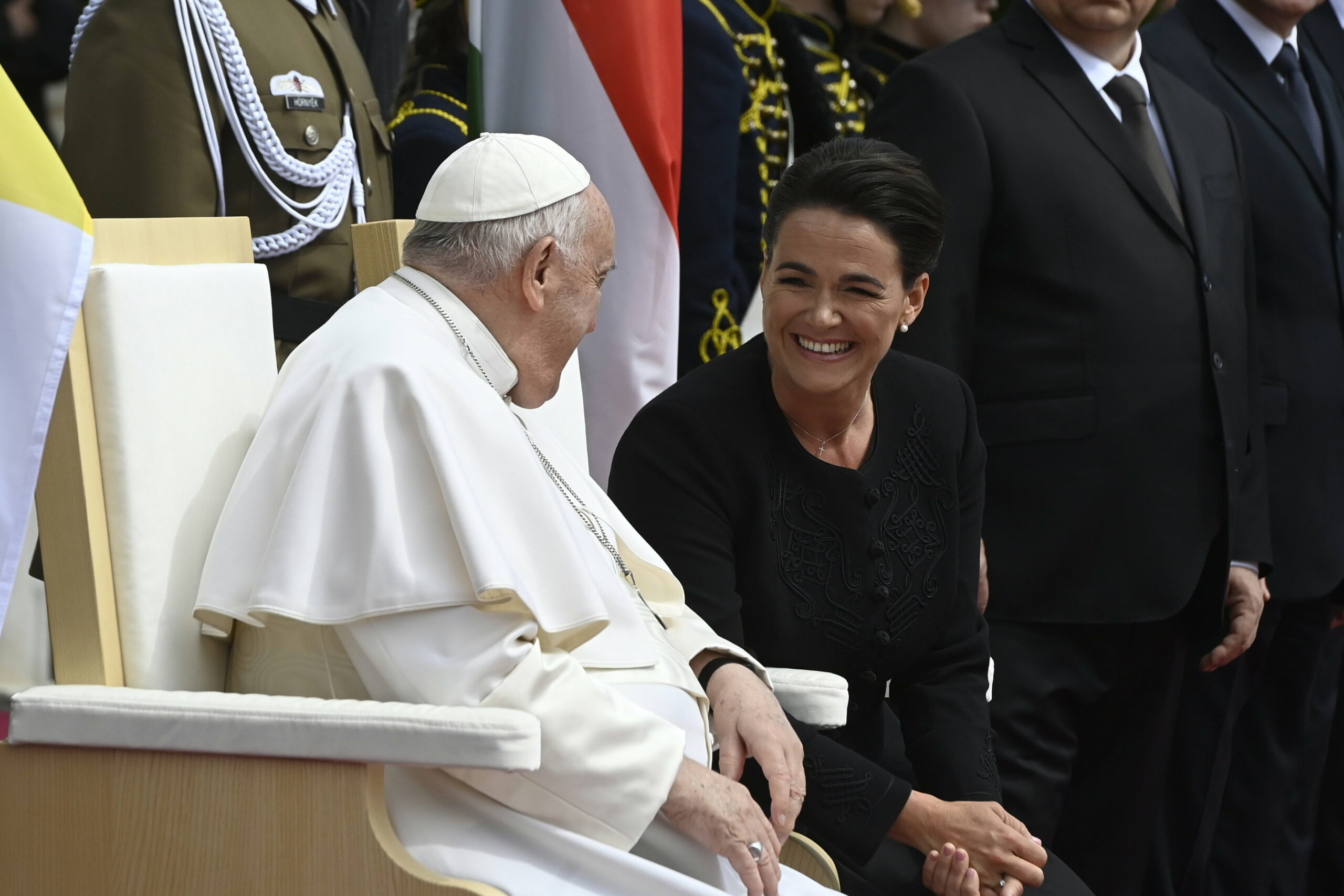 Így fogadta Novák Katalin a pápát a Sándor-palotánál