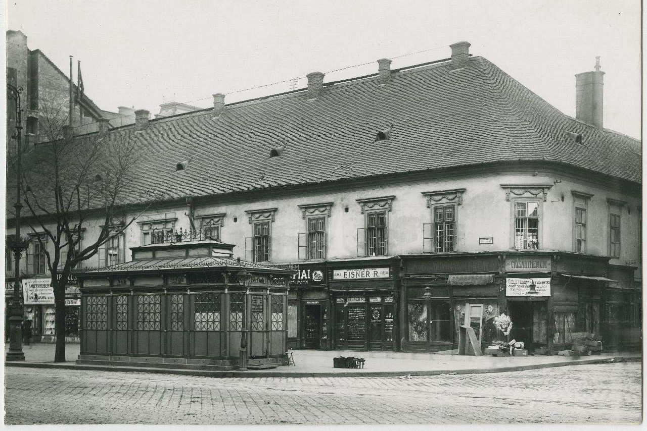 „Olajjal szagtalanított vizelde” – 1870-ben létesült Budapest első közvécéje, de kiderül az is, mik a „zöld villamosok”