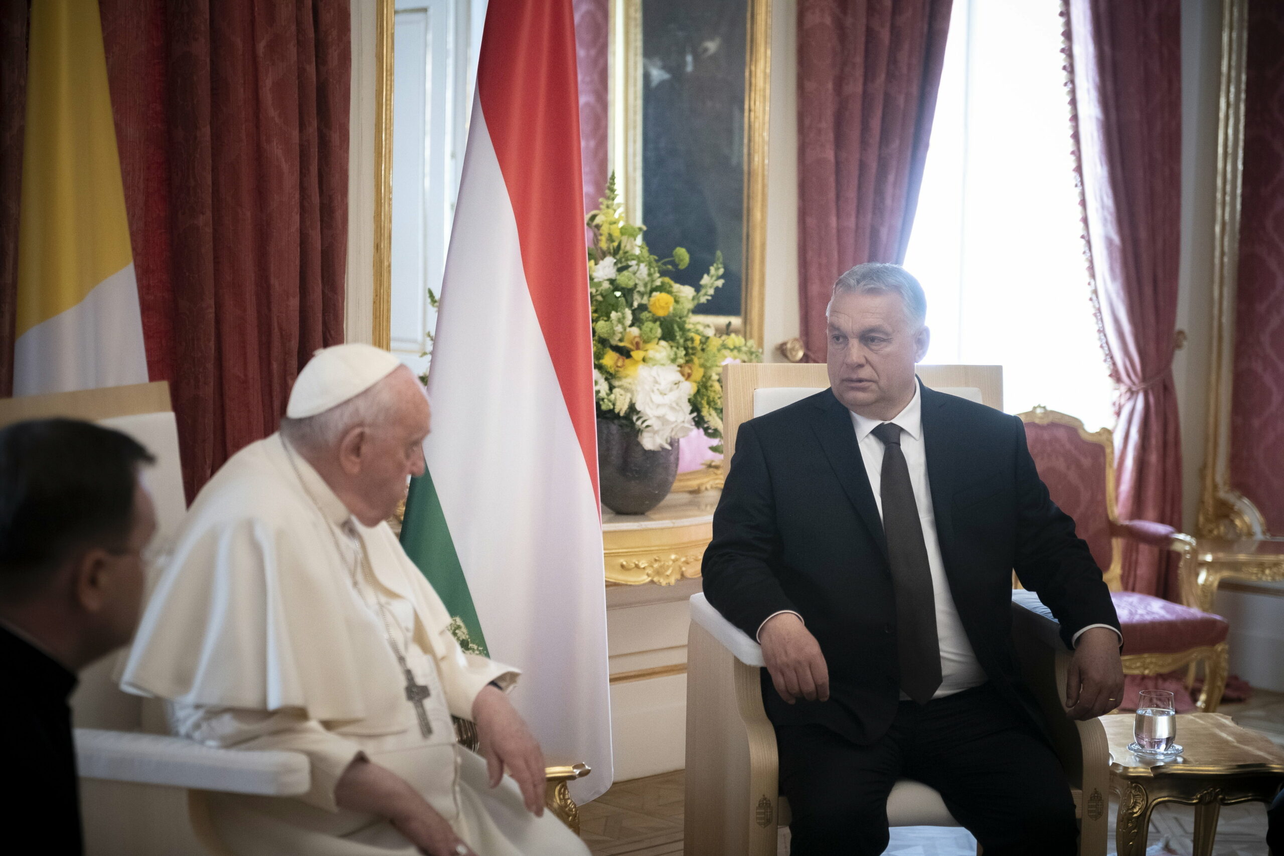 Orbán Viktor ügyesen használta ki Ferenc pápa látogatását a német köztévé szerint