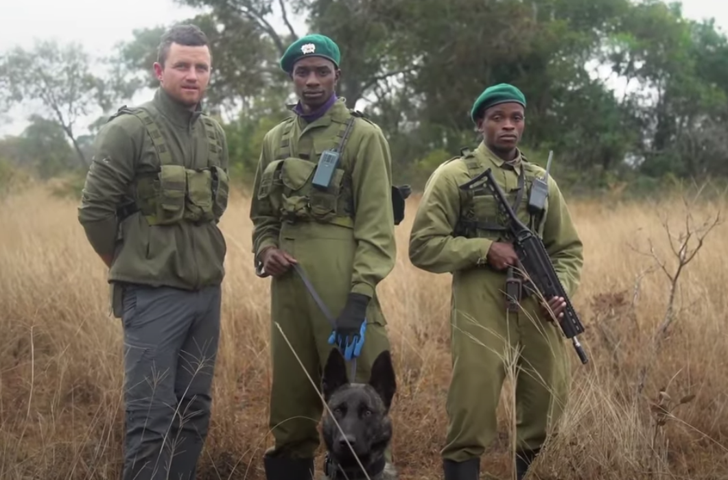 VIDEÓ: Az élete árán is megvédi az orrszarvúkat a magyar ranger