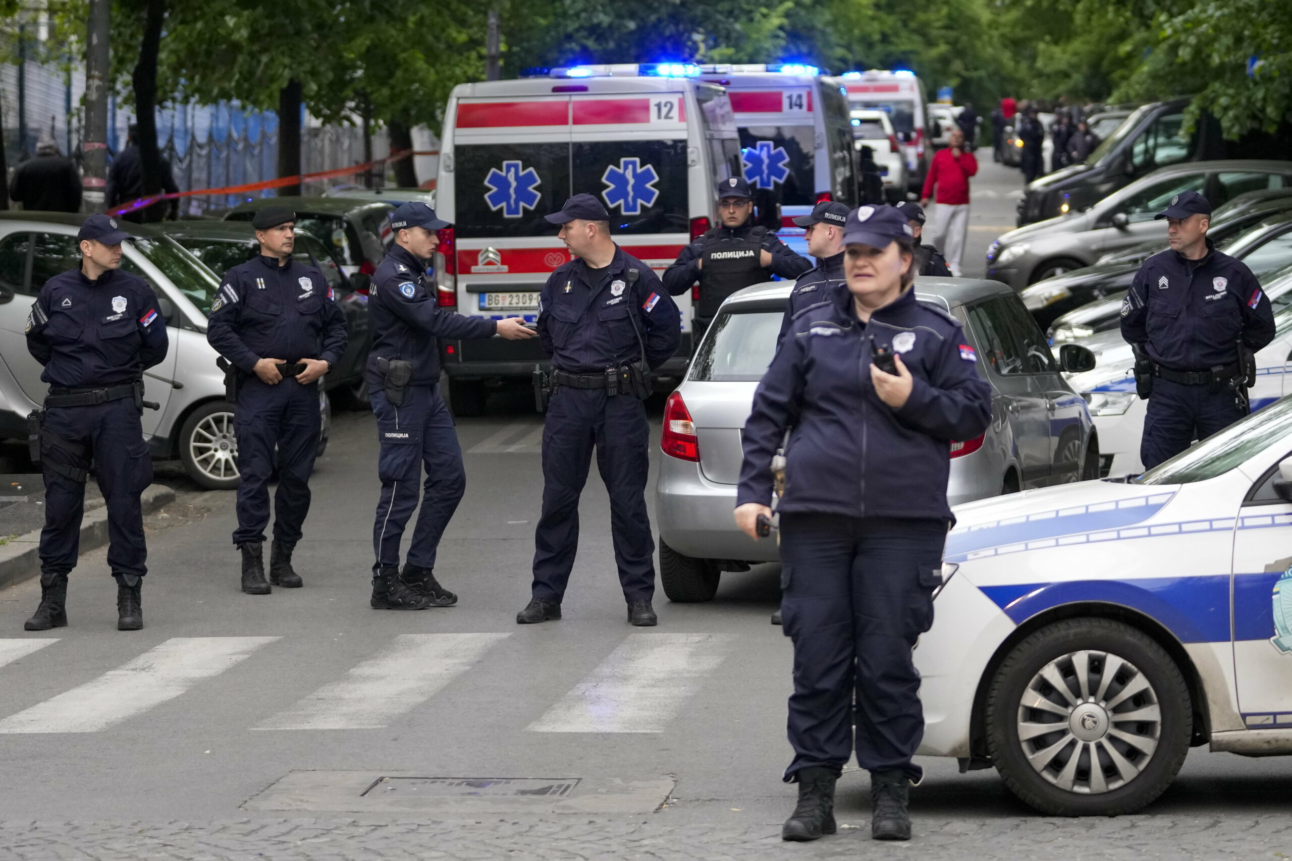 Nyolc gyerek halt meg, amikor egy hetedikes diák lövöldözni kezdett egy belgrádi iskolában