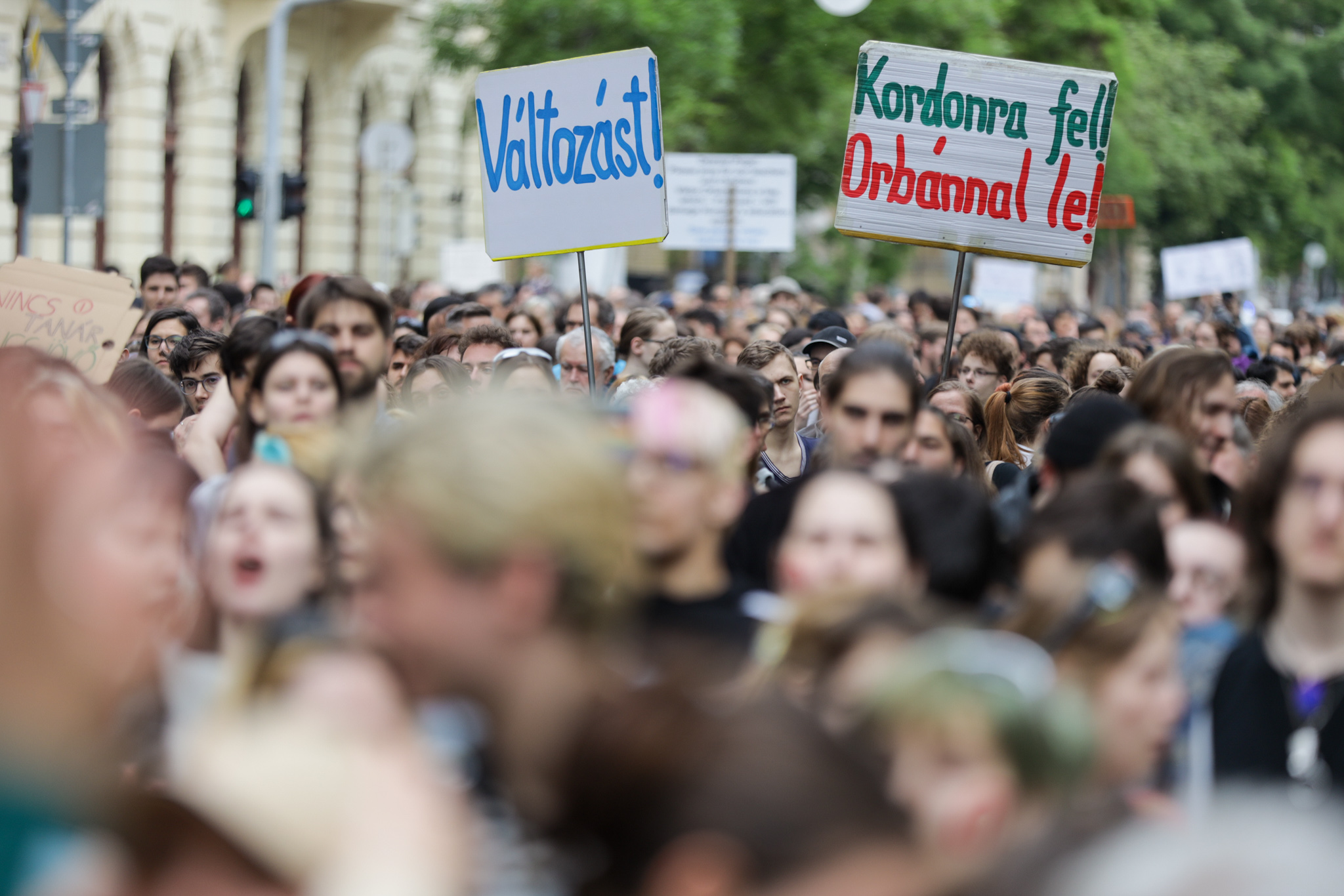 „Hazaárulók”, „Szégyelld magad!” – újra egymásnak feszültek a diákok és a rendőrök a Várban