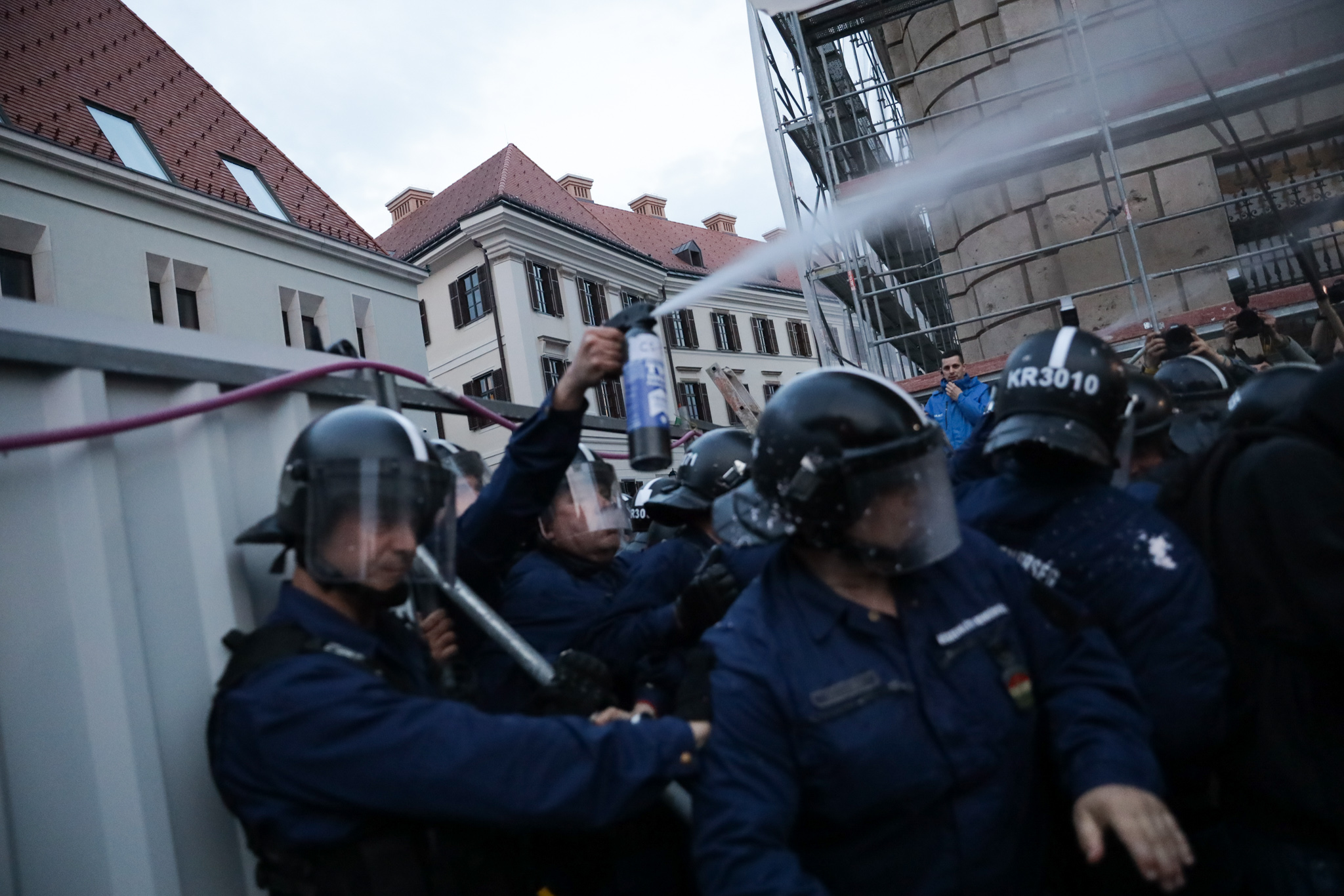 Megszólalt a könnygázzal lefújt 17 éves fiú édesapja: „Keresztény emberként ott, az éjszakában azon gondolkodtam, hol vannak a Fidesz képviselői”