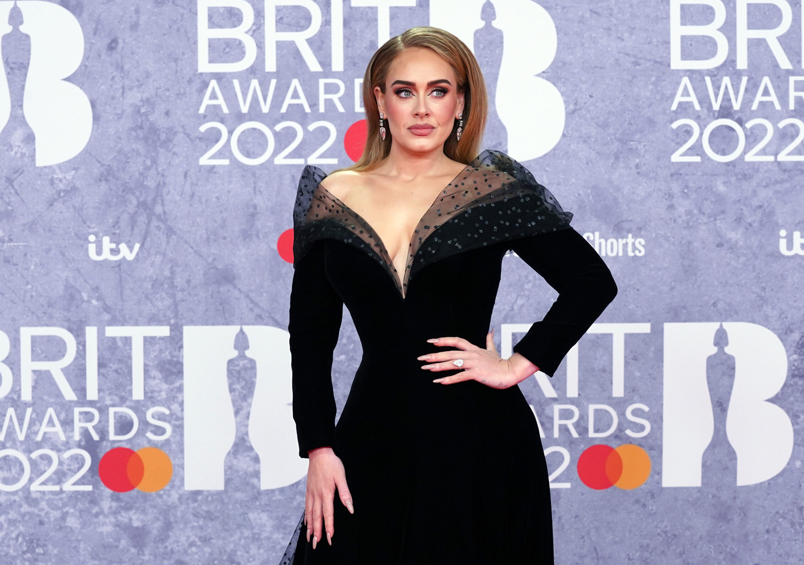 Oscar-díjas, elvált, összetört szívű rekorder, aki 10 perc alatt írta meg első slágerét – Adele 35 éves lett