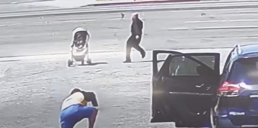 Videó: Egy férfi hősiességének köszönhető, hogy megmenekült az autópálya felé guruló babakocsi