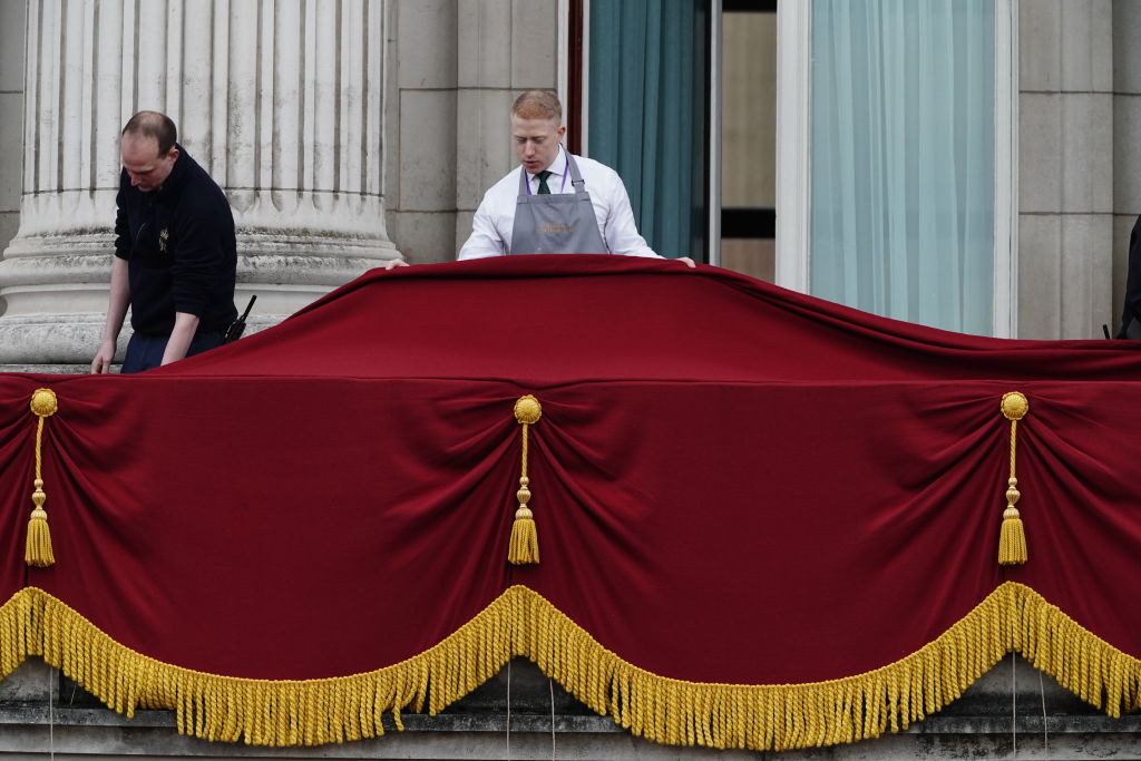 Egyelőre rejtély, hogy kik fognak integetni IIII. Károly koronázása után a palota erkélyéről