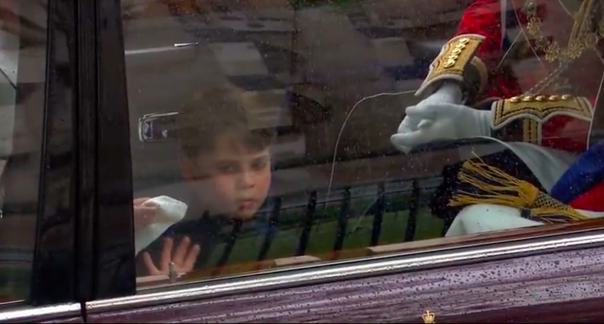 Videón, ahogy az ötéves Lajos herceg megilletődve integet a tömegnek nagyapja koronázásán