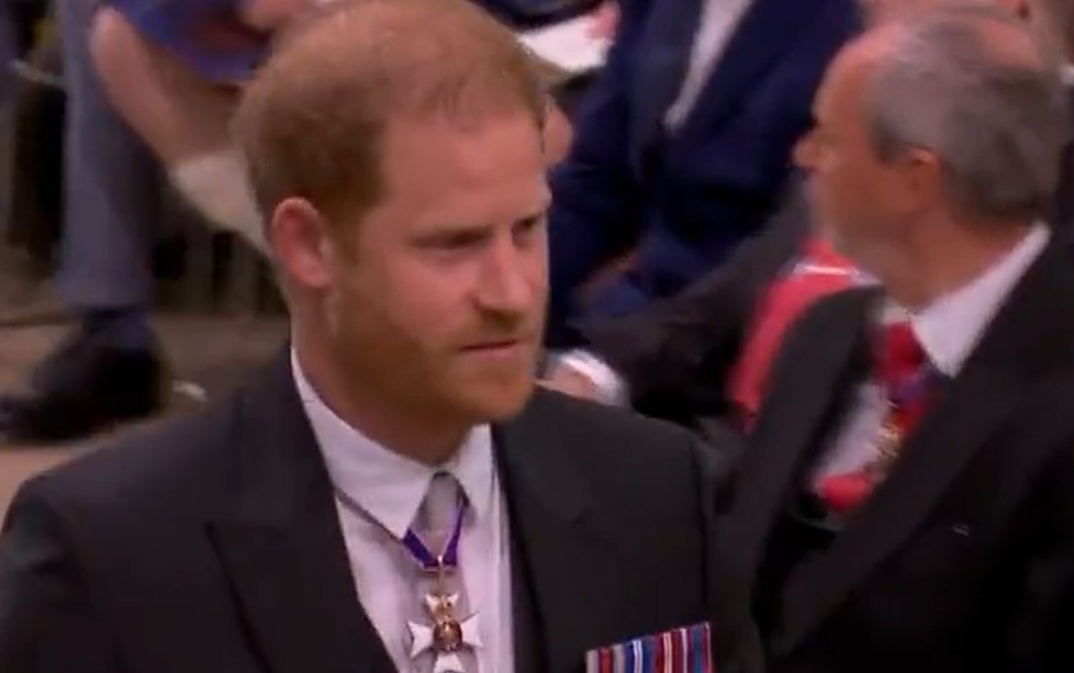 Videó: mosollyal az arcán érkezett meg Harry herceg III. Károly koronázására