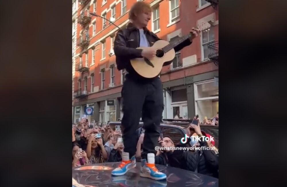 Ed Sheeran spontán utcai zenéléssel ünnepelte New Yorkban, hogy megnyerte a plágiumperét