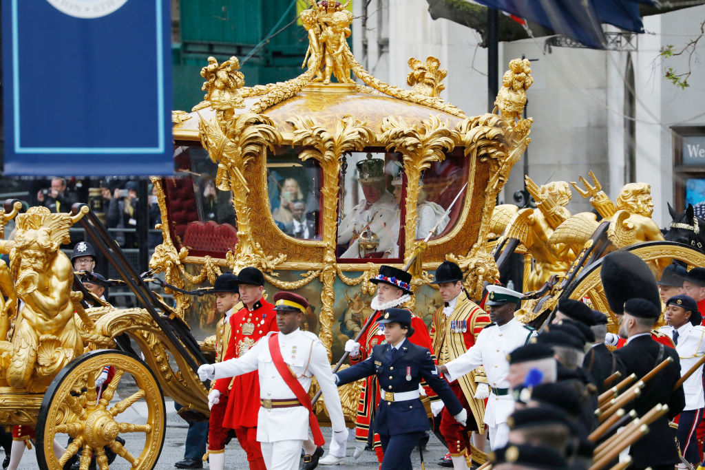 Visszatért az aranyhintóval a koronázás után a királyi család a Buckingham-palotába