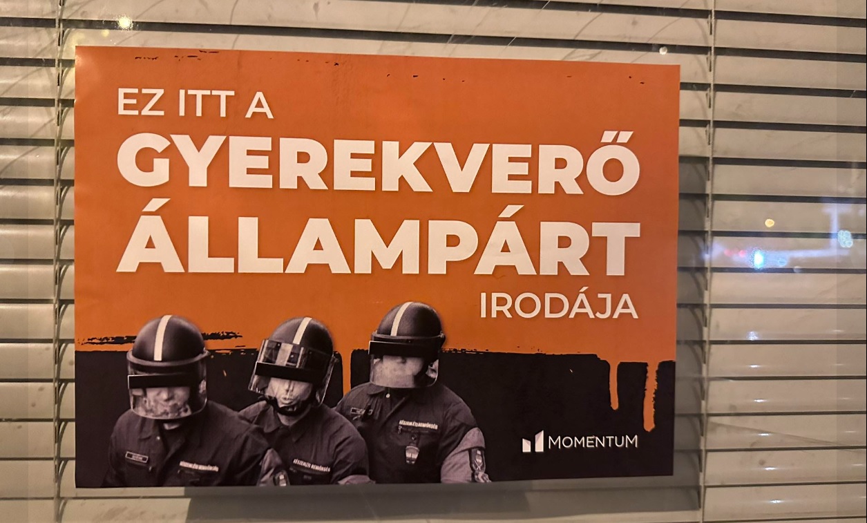 „Ez itt a gyerekverő állampárt irodája” – felmatricázták a Momentum aktivistái a Fidesz irodáit