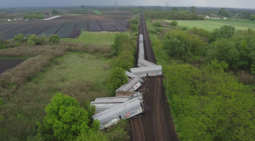 Videó: Durva látvány a kisiklott tehervonat Téglásnál, a baleset komoly károkat okozott