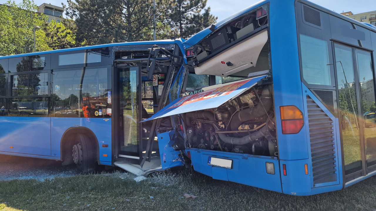 Fotók: álló buszba rohant bele egy csuklós busz Újpalotán