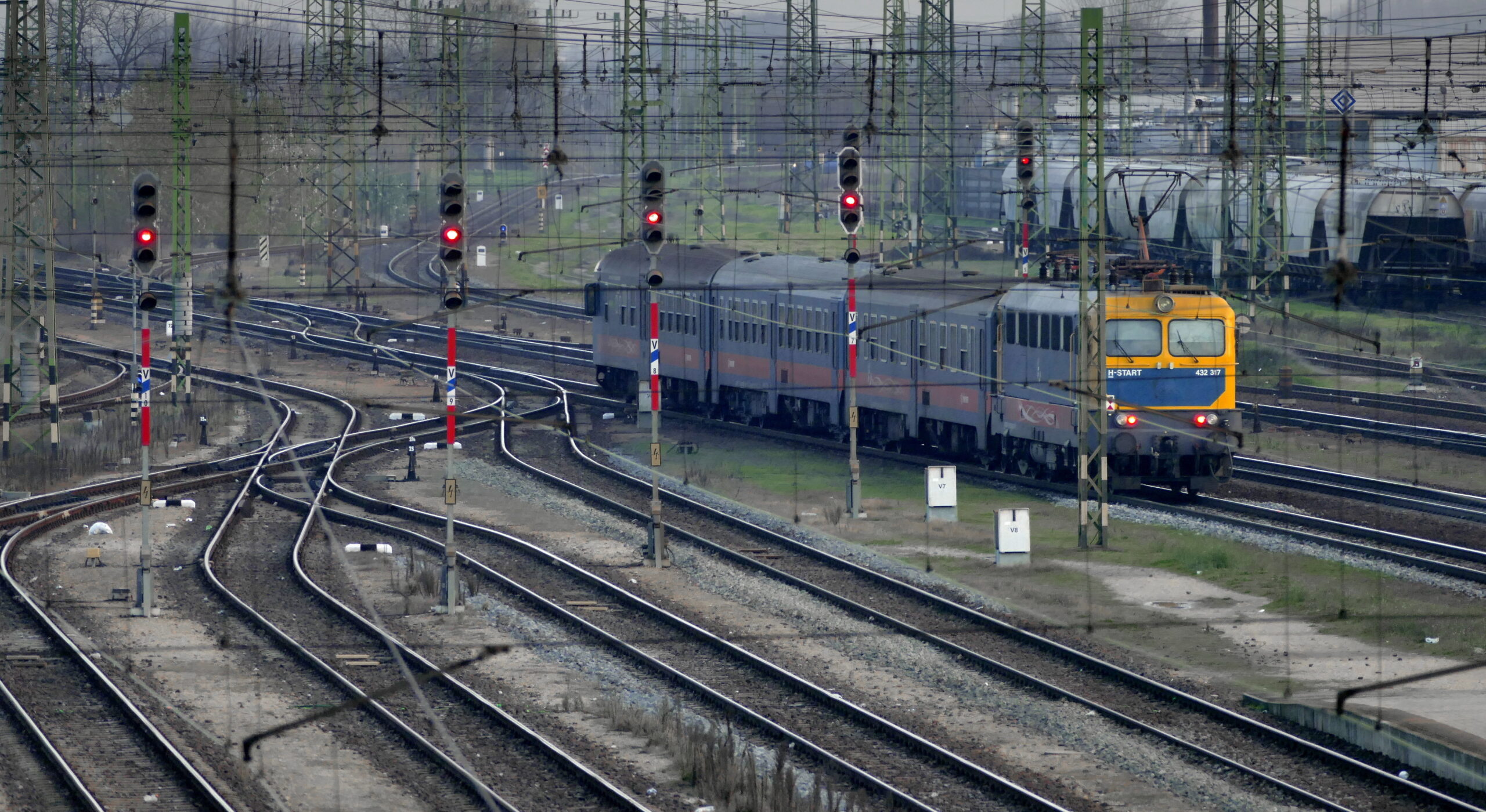 Nem engedték be a MÁV szerelvényét Németországba, több száz utas a peronon maradt