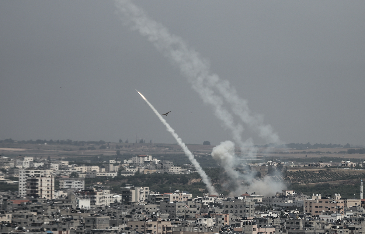 Izrael légicsapásokat hajtott végre gázai célpontok ellen, Gázából rakétákat indítottak Izrael felé