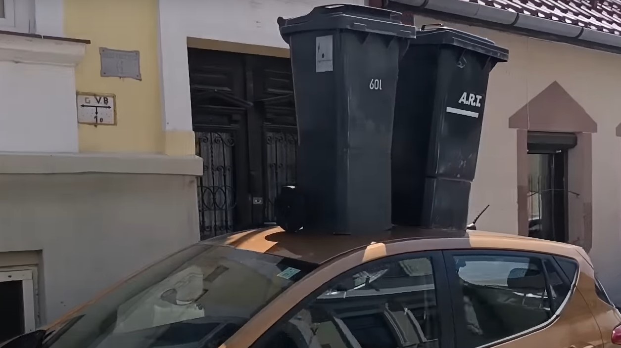 Kukákat pakolt egy szabálytalanul parkoló autó tetejére egy dühös pécsi lakos