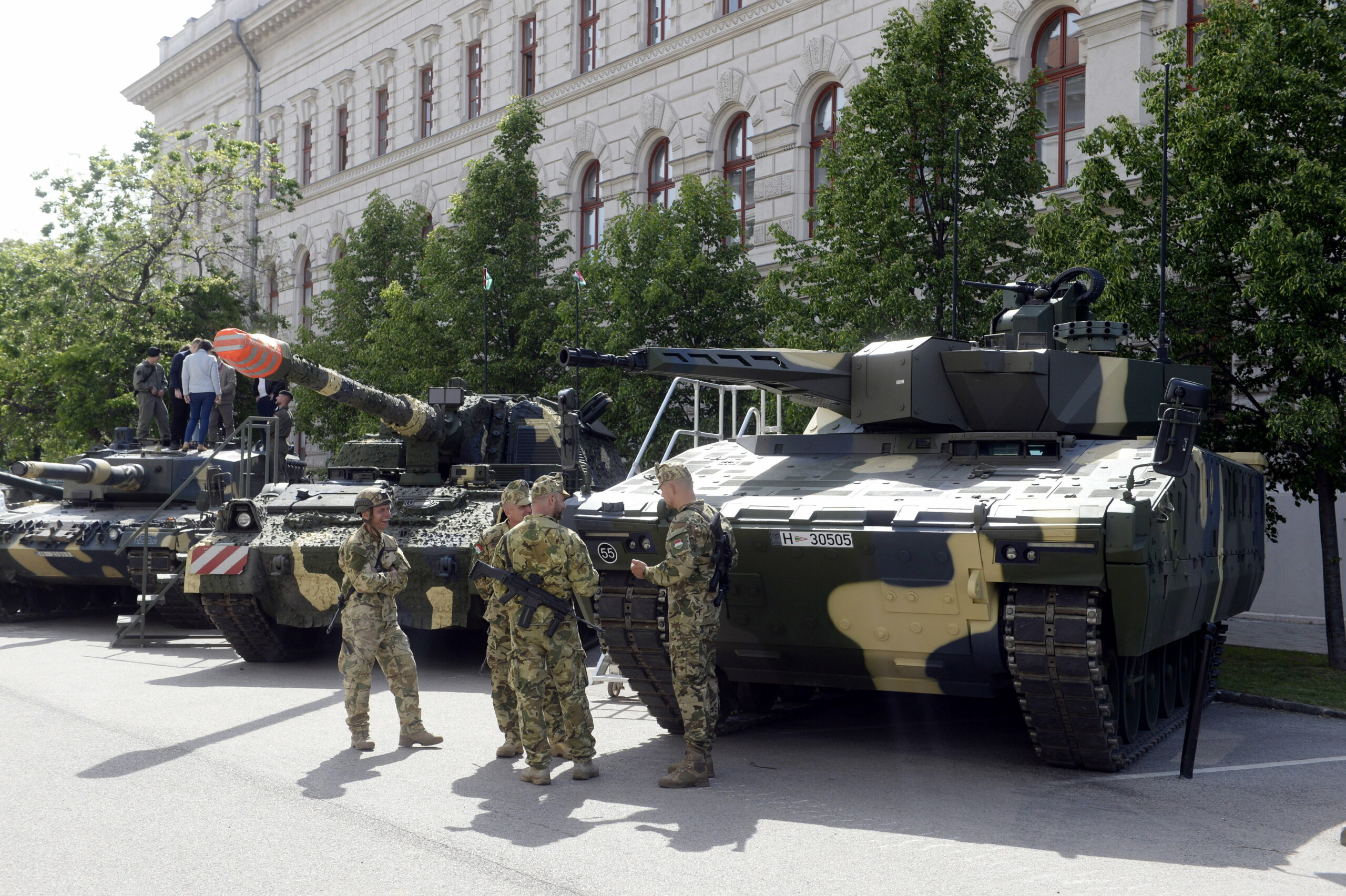 Senki ne lepődjön meg: egy Gripen repül be szombat délelőtt Budapest fölé