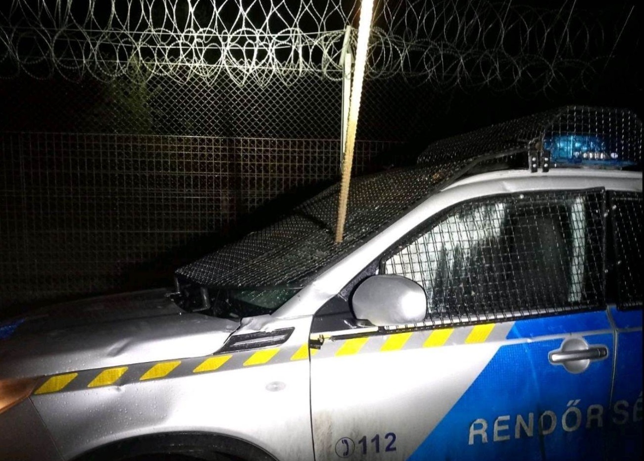 Brutális támadás érte a határt védő rendőröket: betonvassal szúrták át a szolgálati autójukat