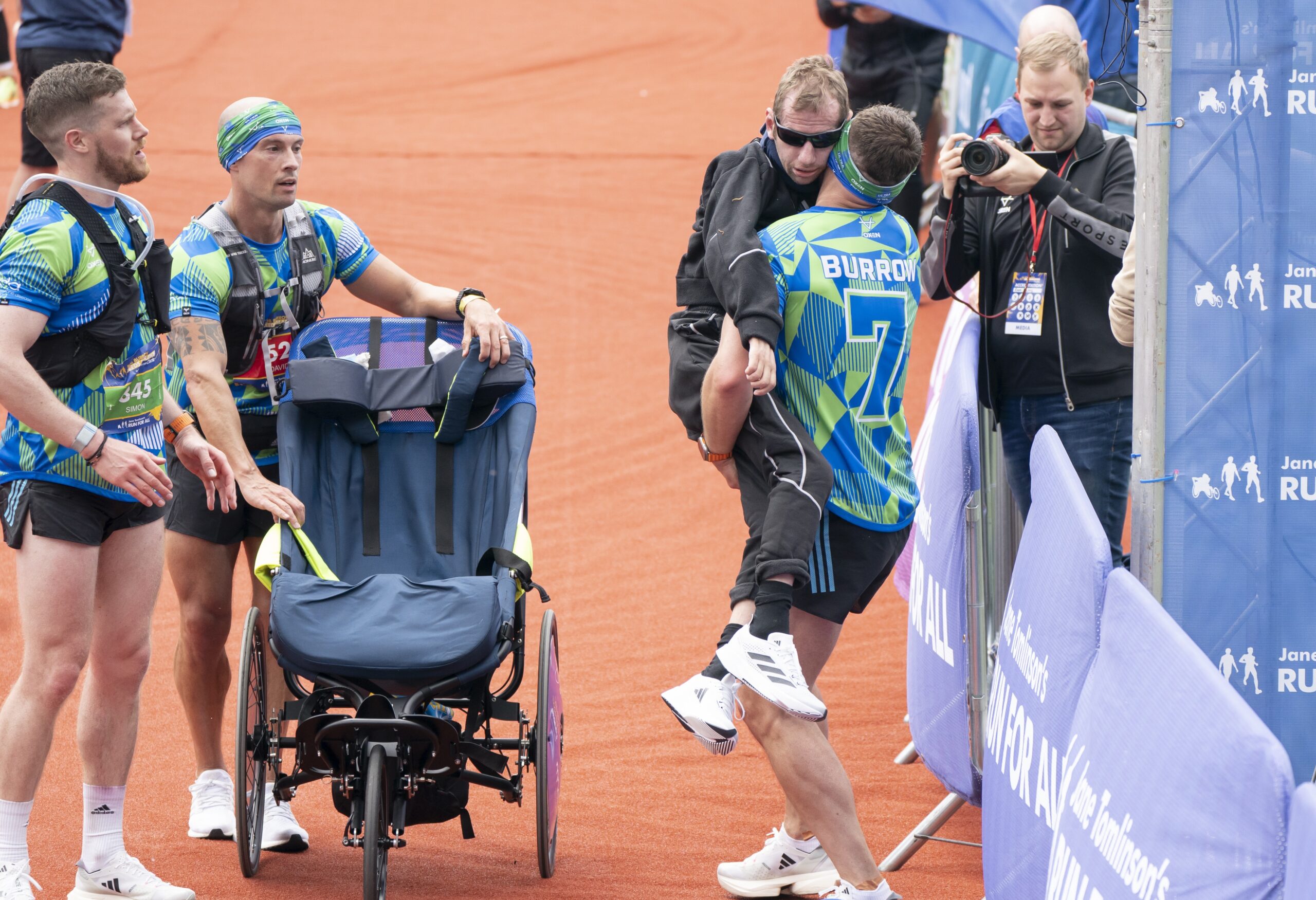 Megható jelenet: a karjaiban vitte át barátját a maraton célvonalán a rögbilegenda