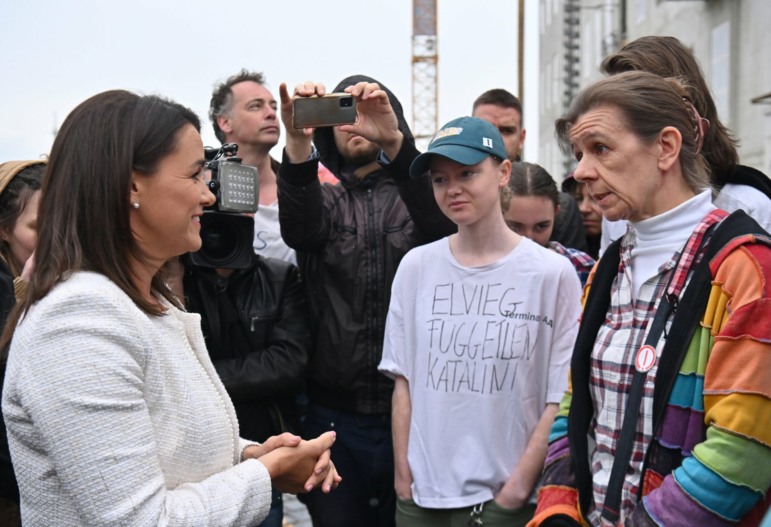 A köztévé Híradójából kimaradt, hogy Novák Katalin tüntető pedagógusokkal találkozott a Sándor-palota nyílt napján