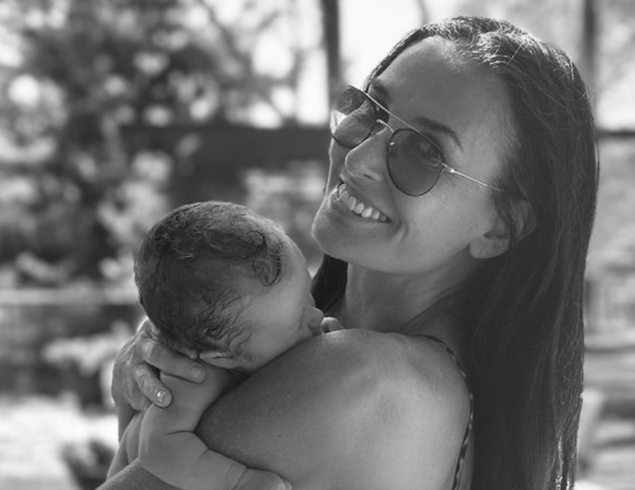 Demi Moore leopárdmintás bikiniben pózolt első unokájával