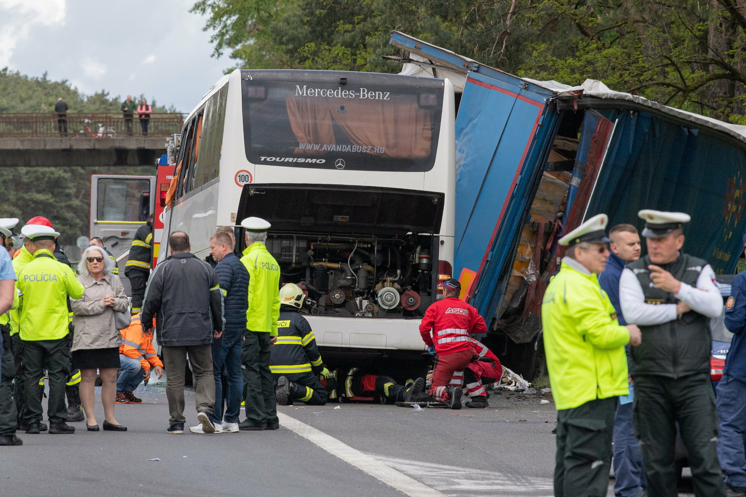 Drámai videó: Így mentették a szlovákiai buszbaleset sérültjeit