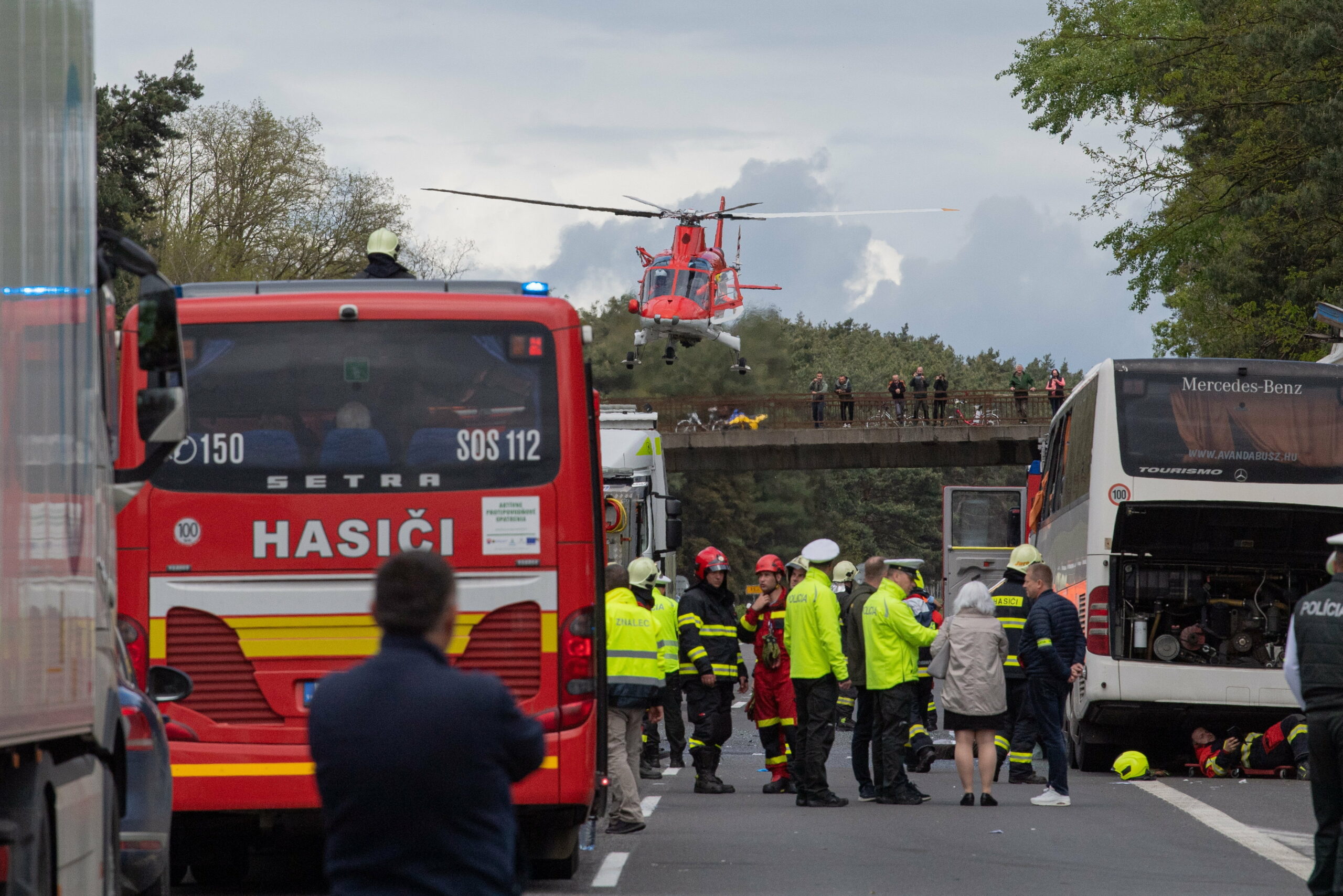 Újabb részletek a szlovák busztragédiáról: valószínűleg elaludt a volánnál a magyar buszt vezető sofőr