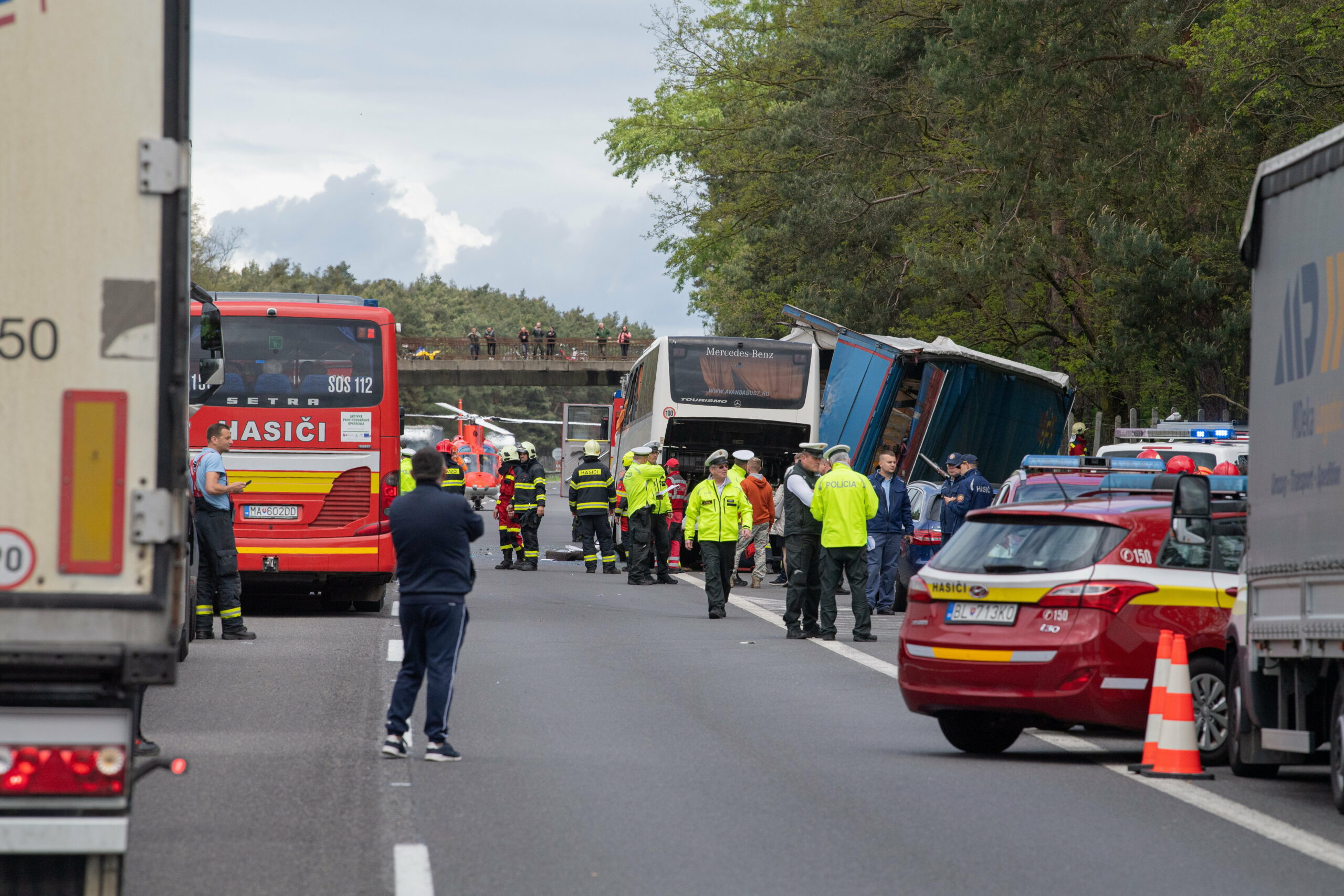 „Mint egy konzervnyitó, úgy szelte ketté a busz jobb oldalát a teherautó pótkocsija!” – sokkoló részleteket osztottak meg a szlovákiai buszbalesetről