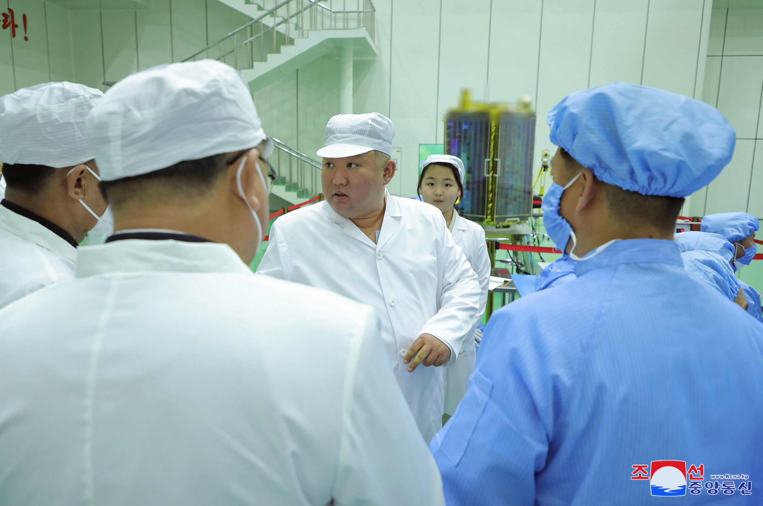 Ritkán látni ilyet: Kim Dzsongun érdekes öltözetben tartott szemlét a phenjani kémműhold-gyárban