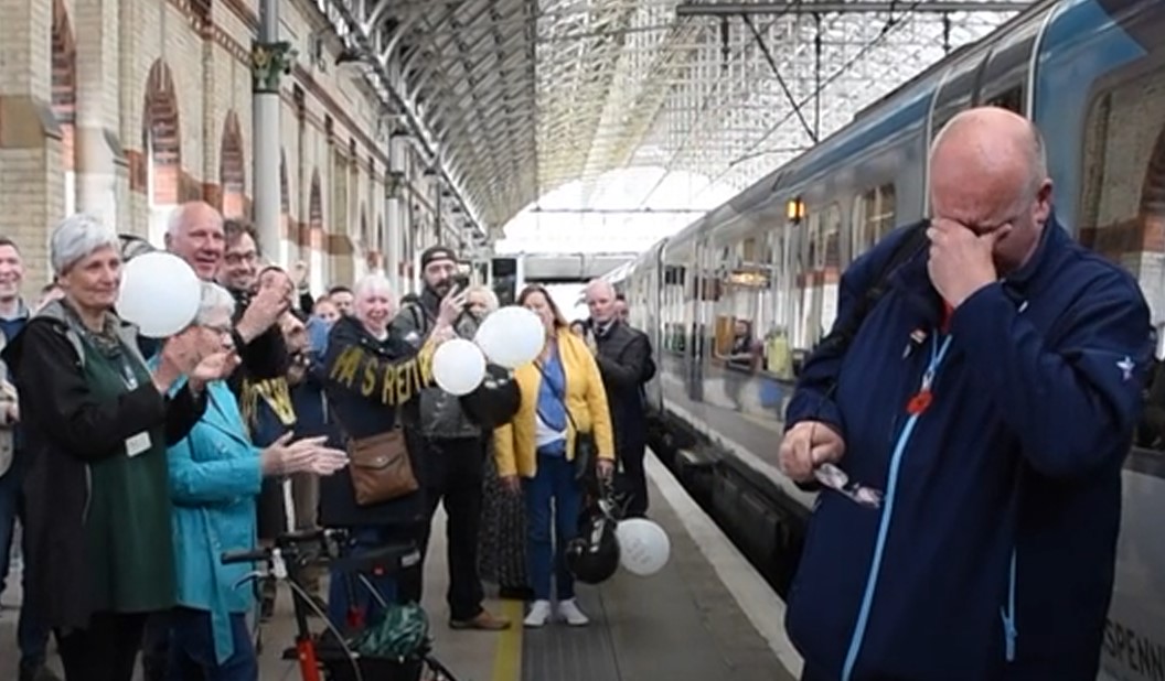 Megható videó: 50 évig dolgozott a vasútnál, az utolsó munkanapján elsírta magát a mozdonyvezető