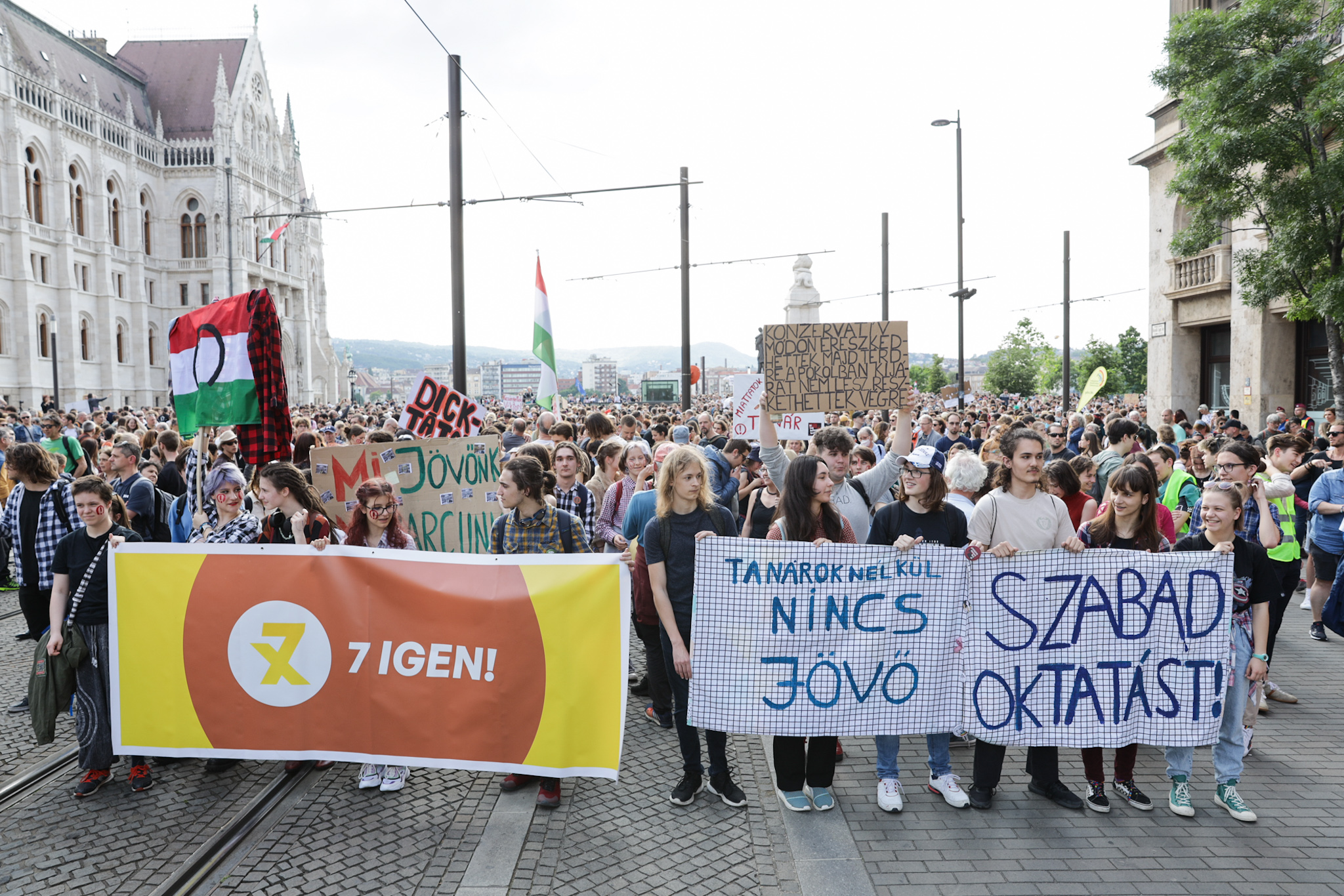 Élő: Ismét az oktatási reformokért, a tanárok béremeléséért, a sztrájkjogért tüntetnek a diákok