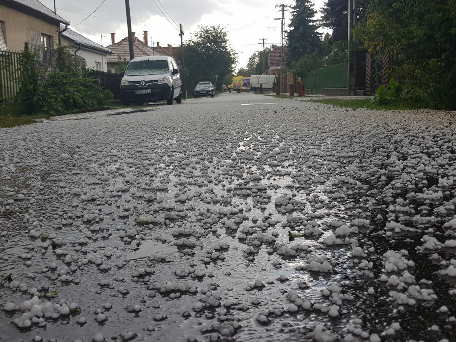 Riasztás! Zivatar és jégeső moshatja el a napsütést szinte az egész országban