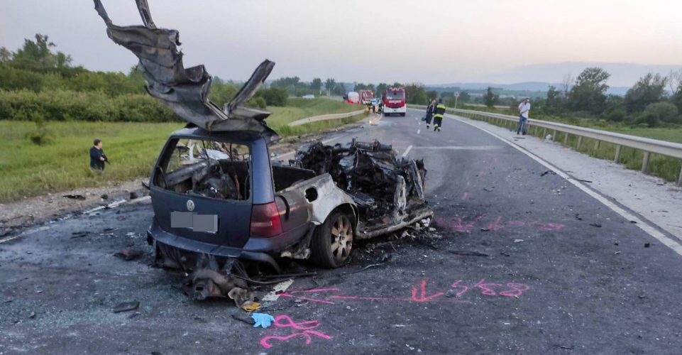 Drámai fotók a tartálykocsinak ütköző, kigyulladt autóról, melyben a két utas bentégett