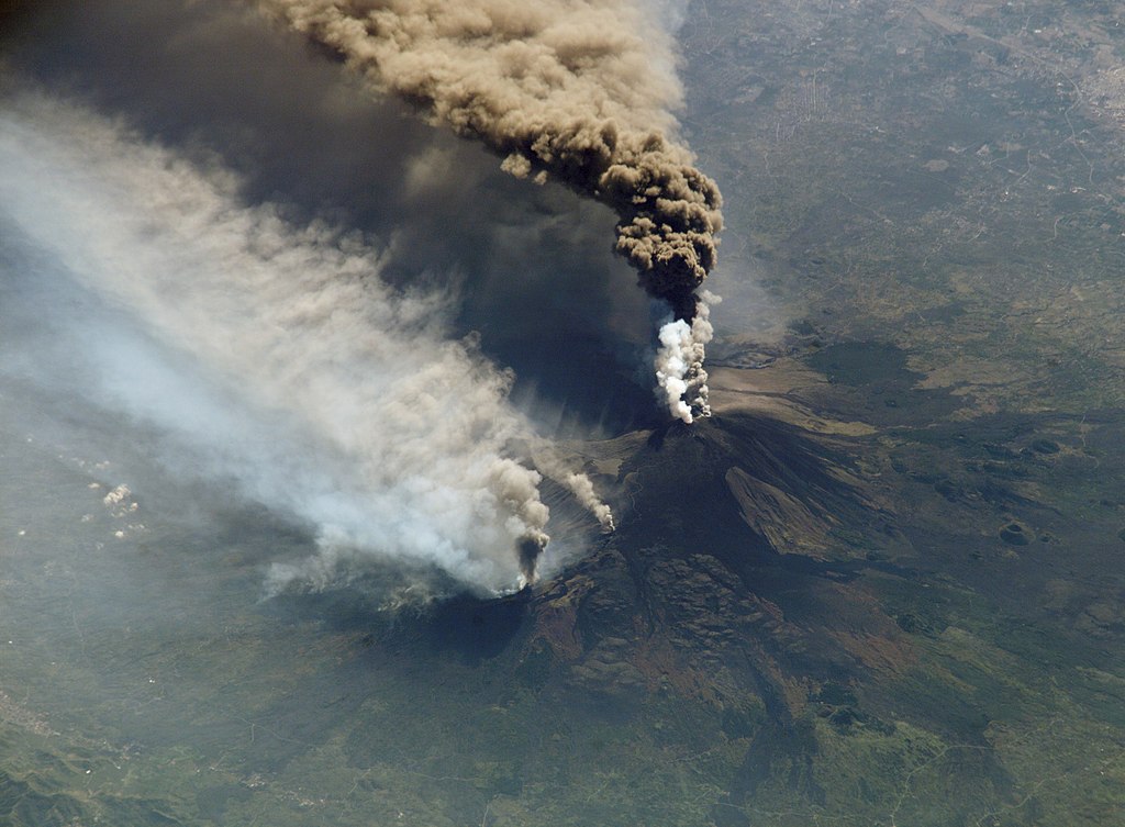 Videó: Megint kitört az Etna, leállították az egyik repülőteret a közelben