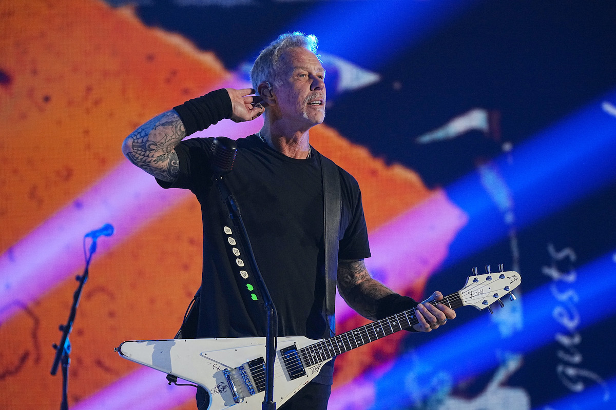 Sebesült ukrán katonákat látogatott meg a Metallica énekese