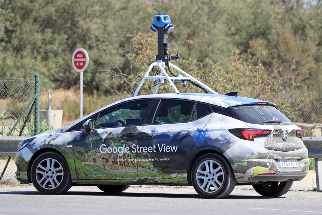 Vasvillával támadtak a Google Street View autójára Balatonőszödön