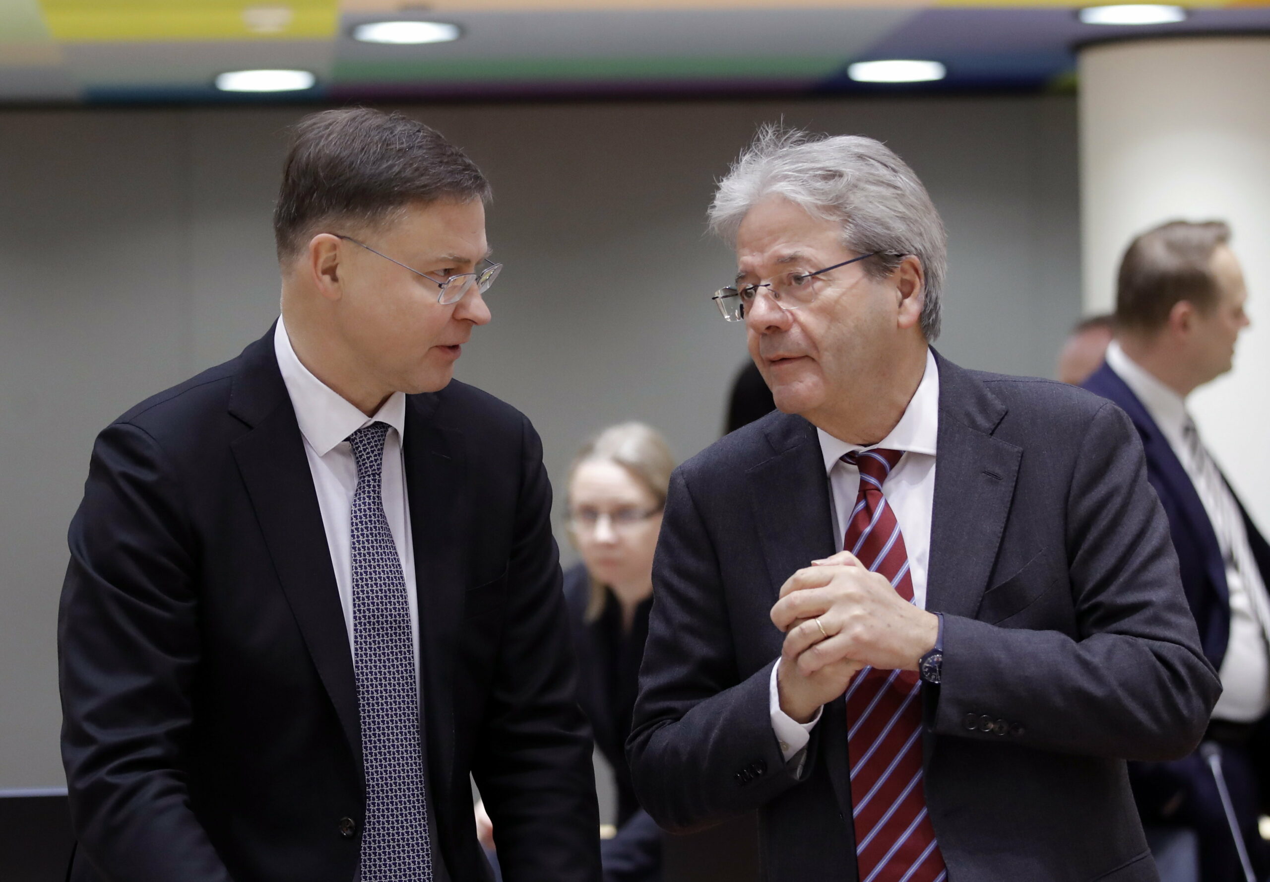 Keményen bírálta az Orbán-kormányt az Európa Bizottság, kivezettetnék a rezsicsökkentést és az árstopokat