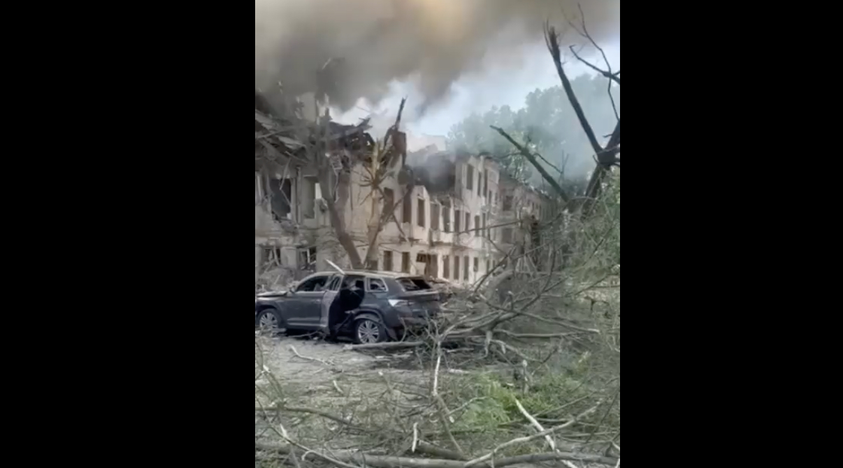 Orosz rakéta csapódott be egy ukrán város kórházában – legalább egy ember meghalt