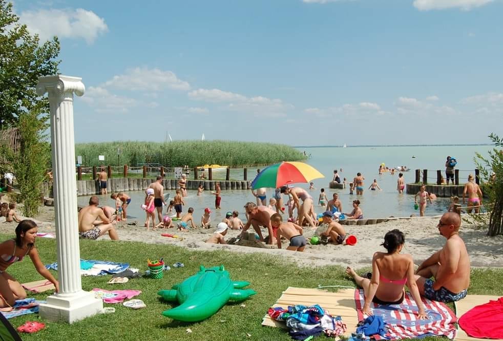 Drágább lesz a balatoni strandolás, itt vannak az idei árak