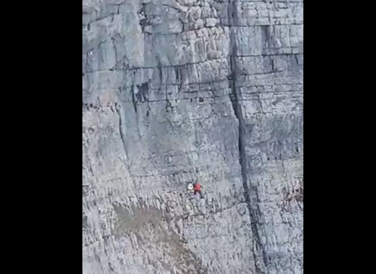 Több órán át lógott egy súlyosan sérült hegymászó a szakadék felett Bosznia-Hercegovinában