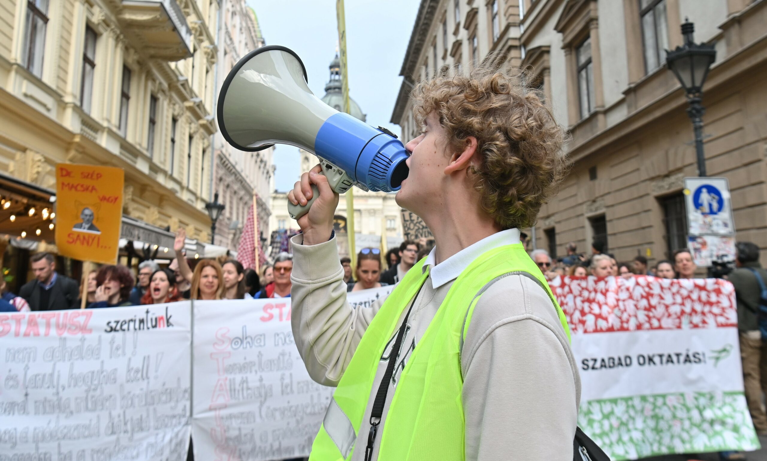 Sátrat vertek a diákok a Sándor-palotánál, napokig fognak tiltakozni Novák Katalin hivatala előtt