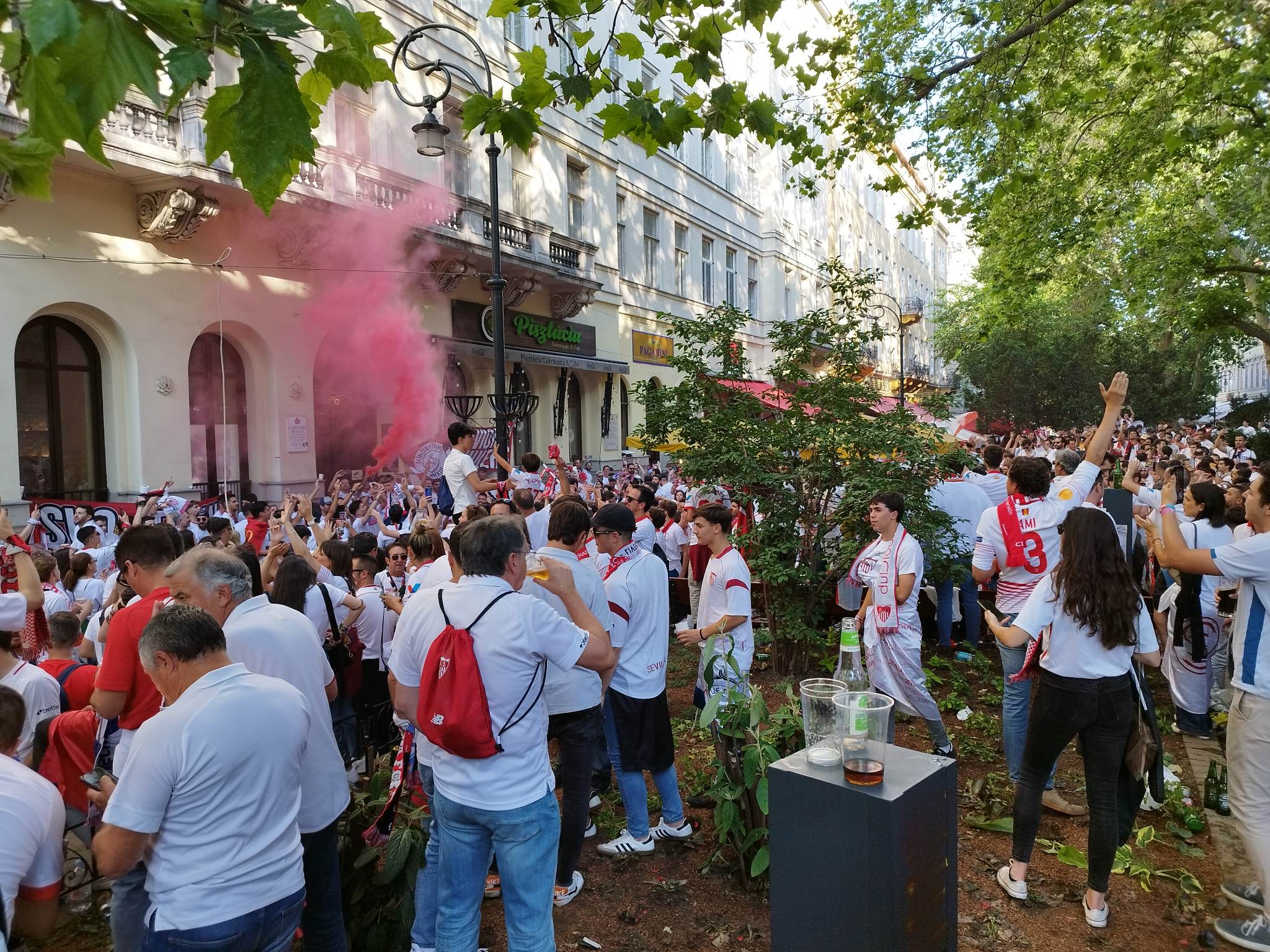 Teljesen elpusztították a Liszt Ferenc teret az EL-döntőre érkező szurkolók