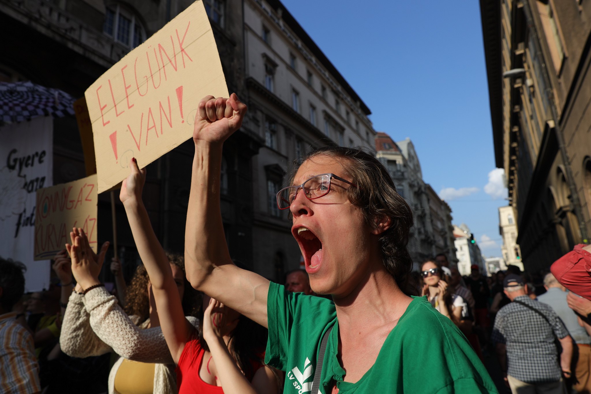Ezer fős tömeg, Orbán ellenes mémek, dühös fiatalok - Képek az esti diáktüntetésről