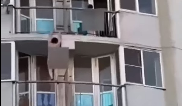 Videó: pucéran, az erkélyen át menekült az orosz Tarzan
