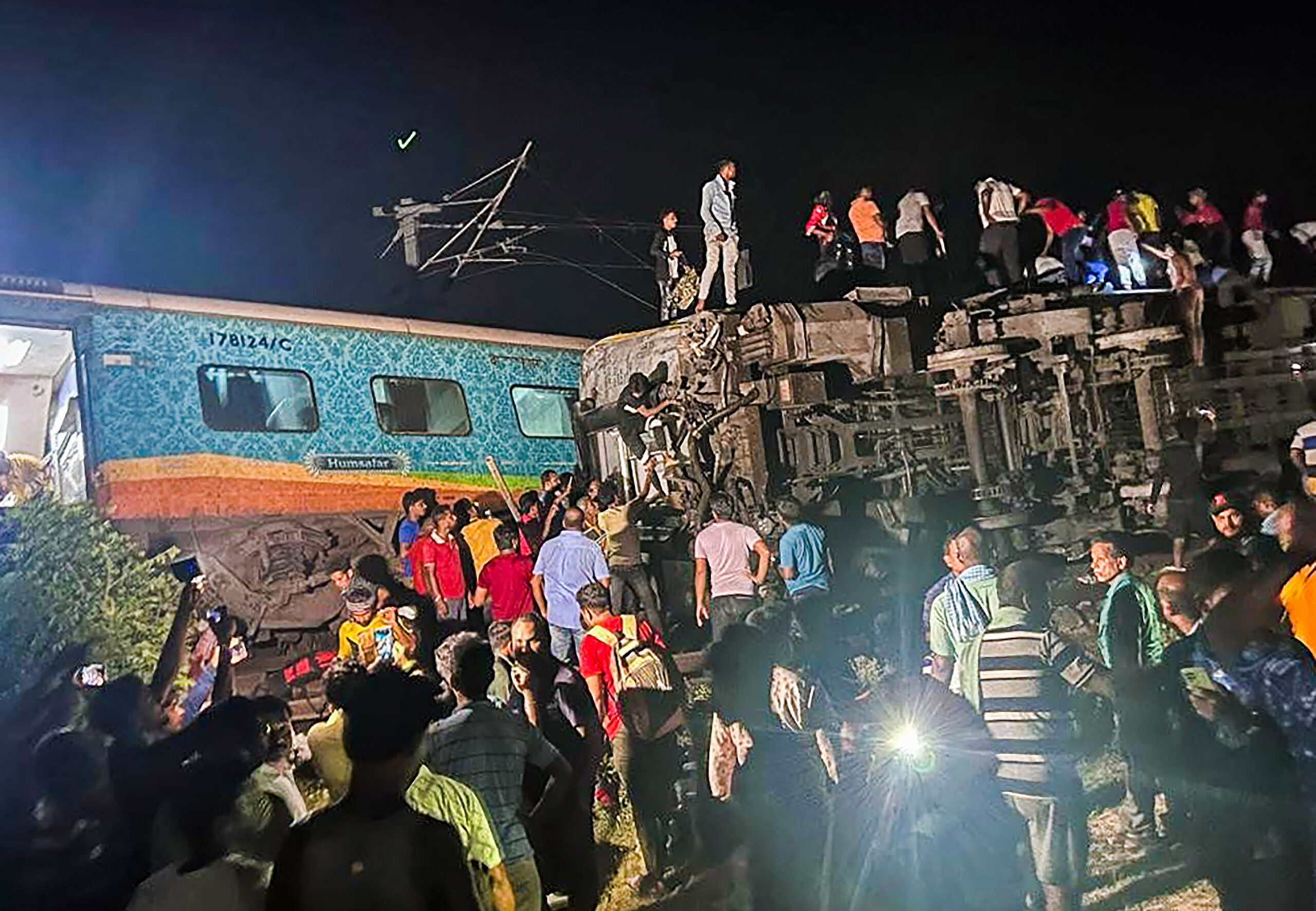 Leszakadt kezek és lábak, vér és haldokló emberek – közel 300 halottja van az indiai vonatbalesetnek