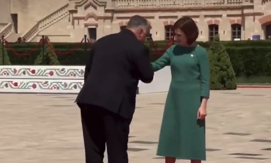 Kínos videó: elhúzta a kezét Orbán elől a moldovai elnök, mikor kezet akart neki csókolni