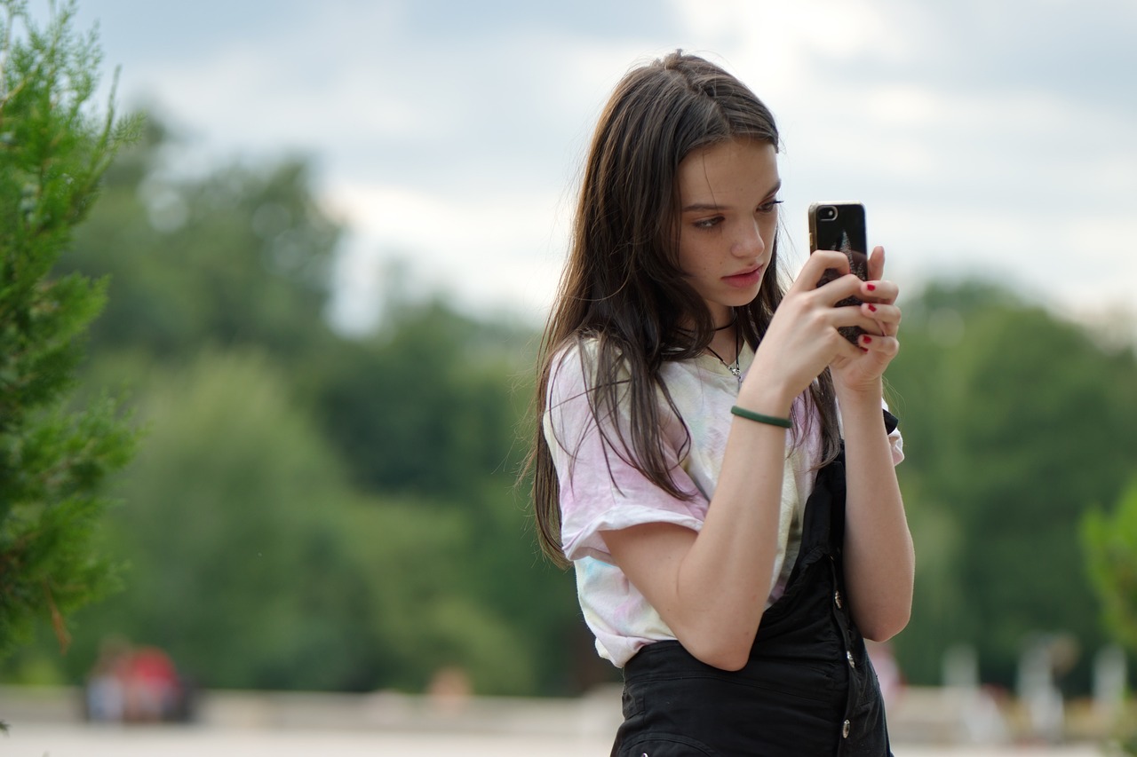 Összefogtak a szülők és az iskolák, hogy ne legyen a gyerekeknek okostelefonja a középiskoláig