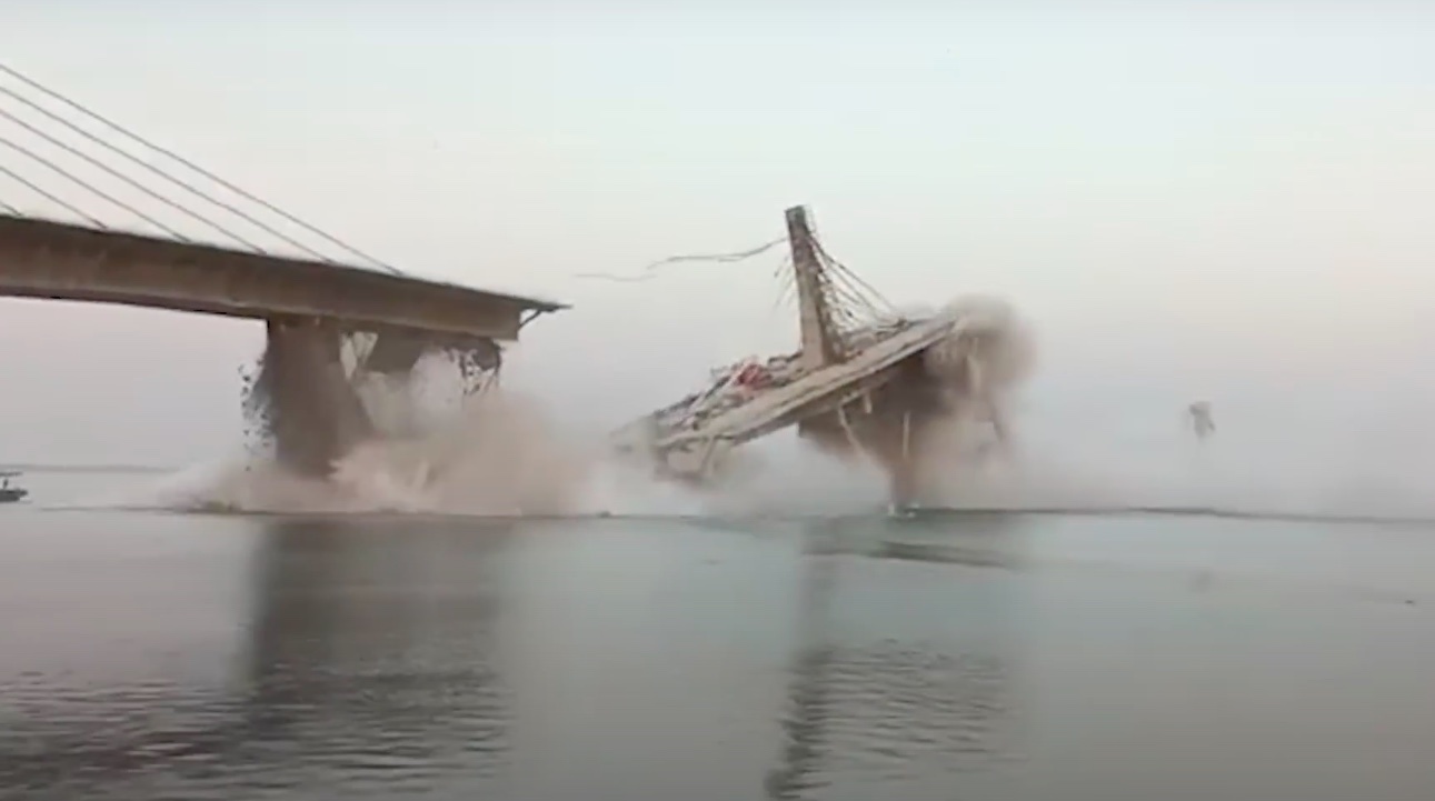 Videón, ahogy egy év alatt másodszor is összedől egy hatalmas, most épülő híd Indiában