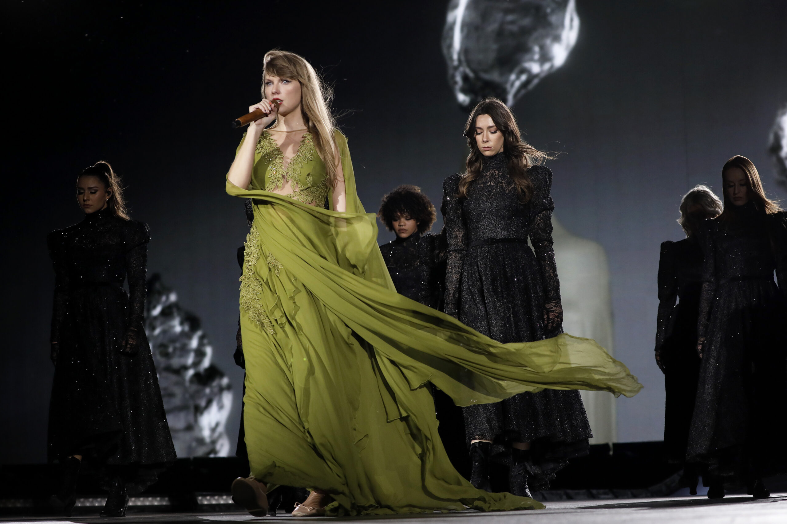 Szakított Taylor Swift és Matty Healy, az énekesnő alig tudta visszatartani könnyeit az egyik hétvégi koncertjén